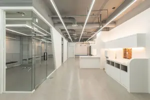 노출천장과 리니어 조명의 모던 오피스 인테리어